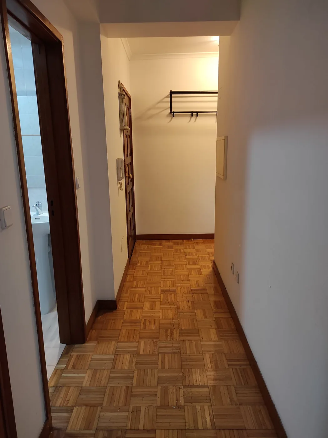 Corredor do T3 com acesso às divisões, em tacos de madeira